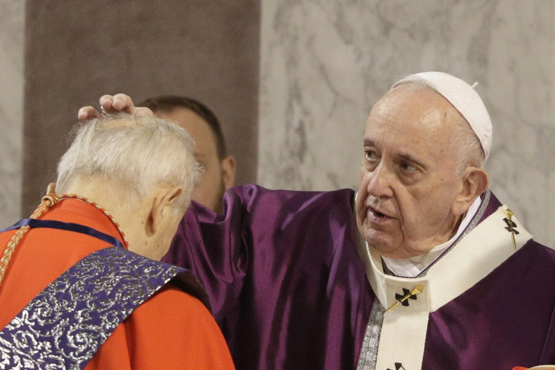 For Lent, Pope asks Christians to focus on Cross as ‘silent throne of God’