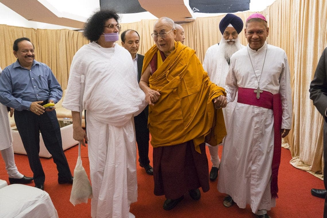 Religious leaders in India gather to preach non-violence, world peace