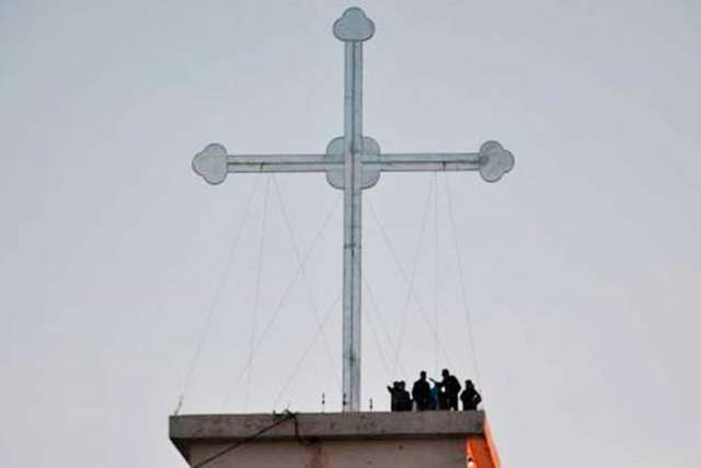 Iraqi Christians erect large cross in area liberated from ISIS