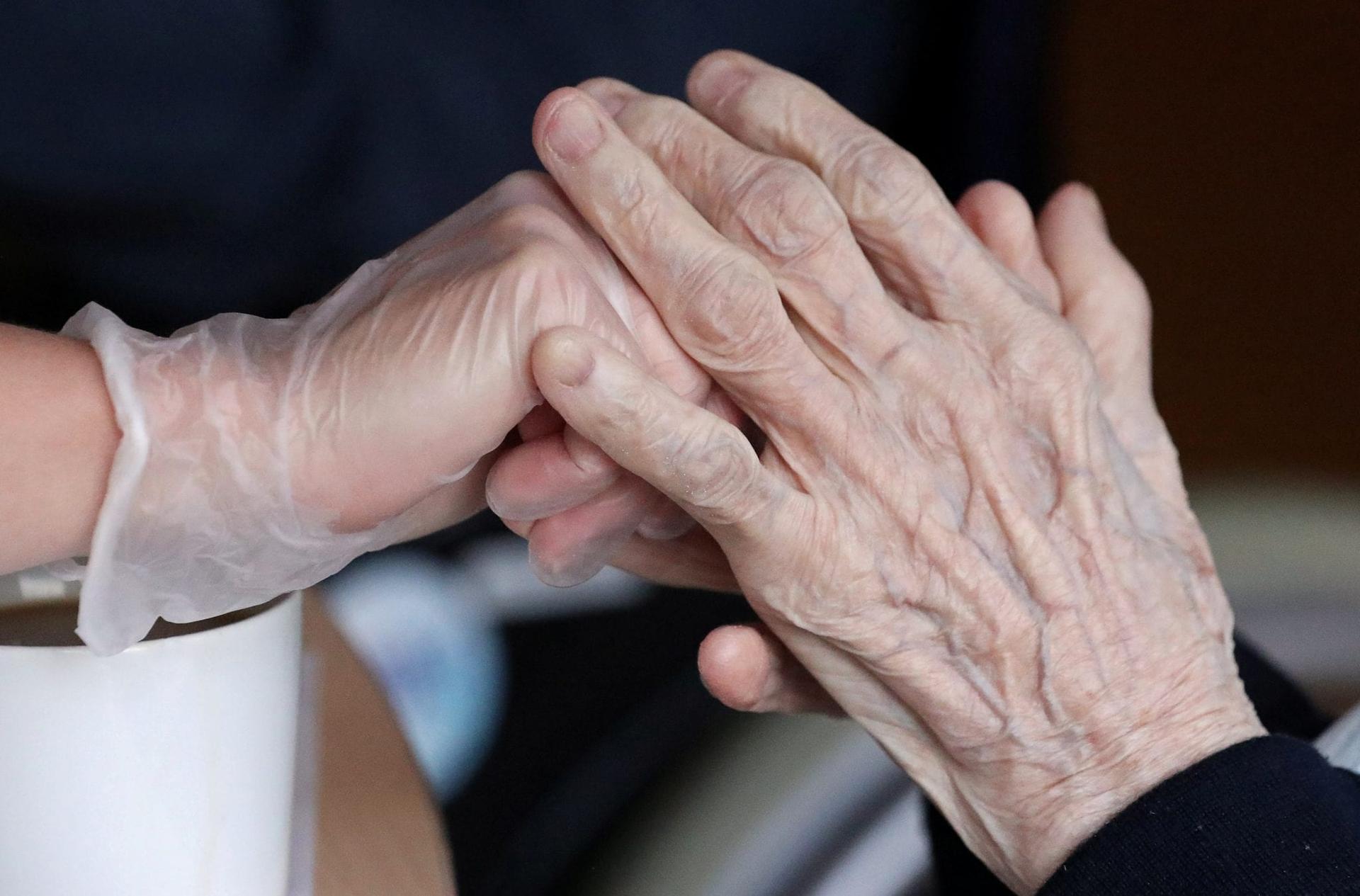 Pope prays for elderly fearful of dying alone