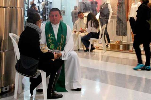 ‘Confess-a-thon’ draws 120 priests to shopping mall in Colombia