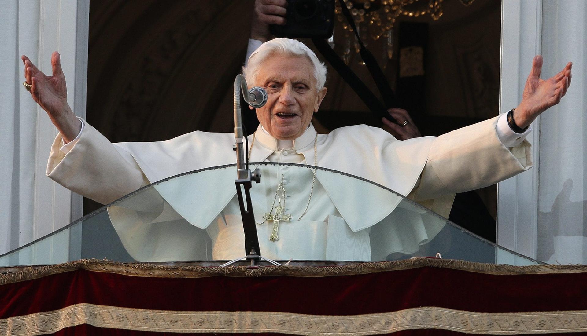Benedict XVI takes short trip outside Vatican, visits towns outside Rome