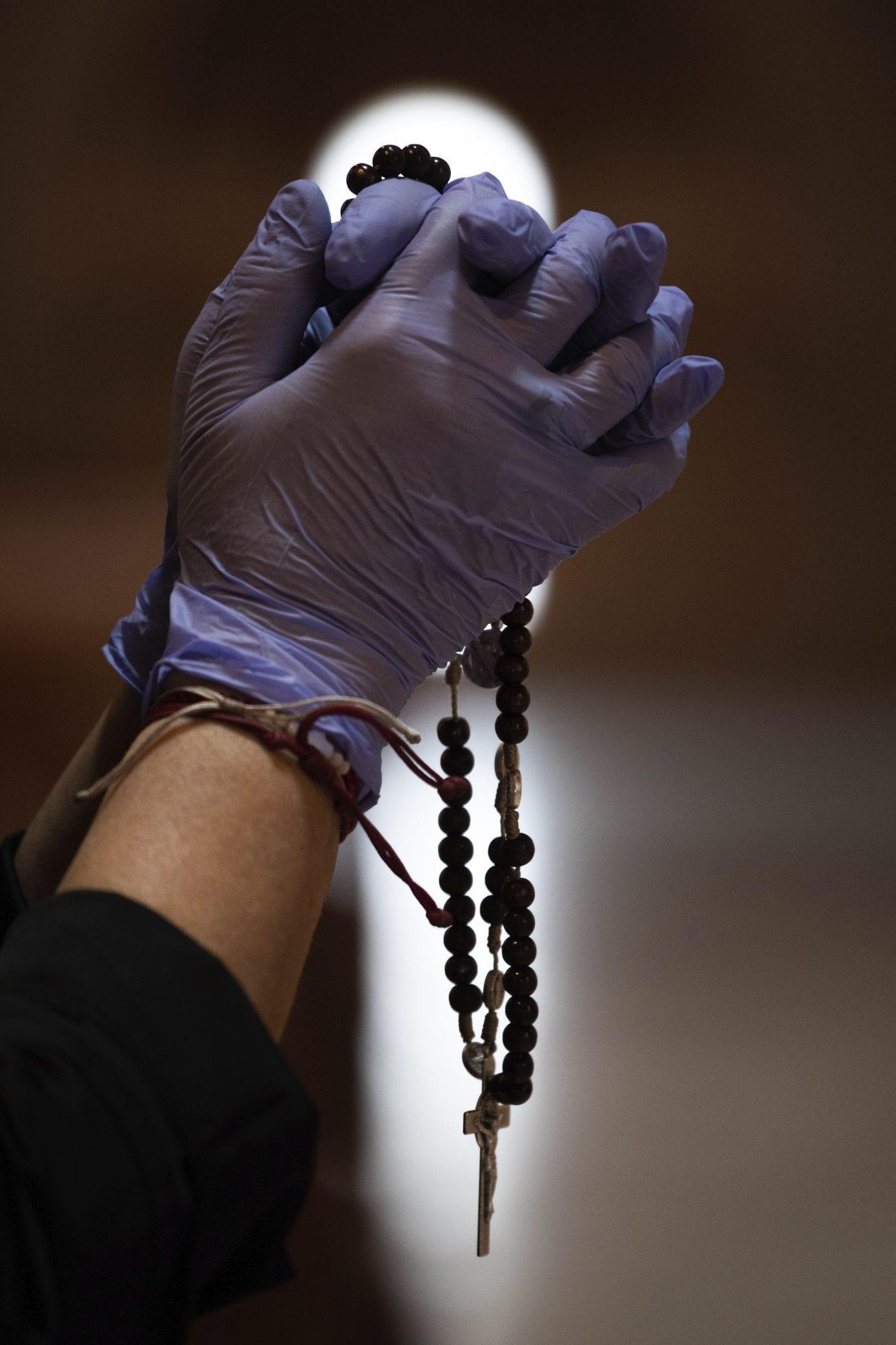 Pope urges families to pray rosary together during month of May