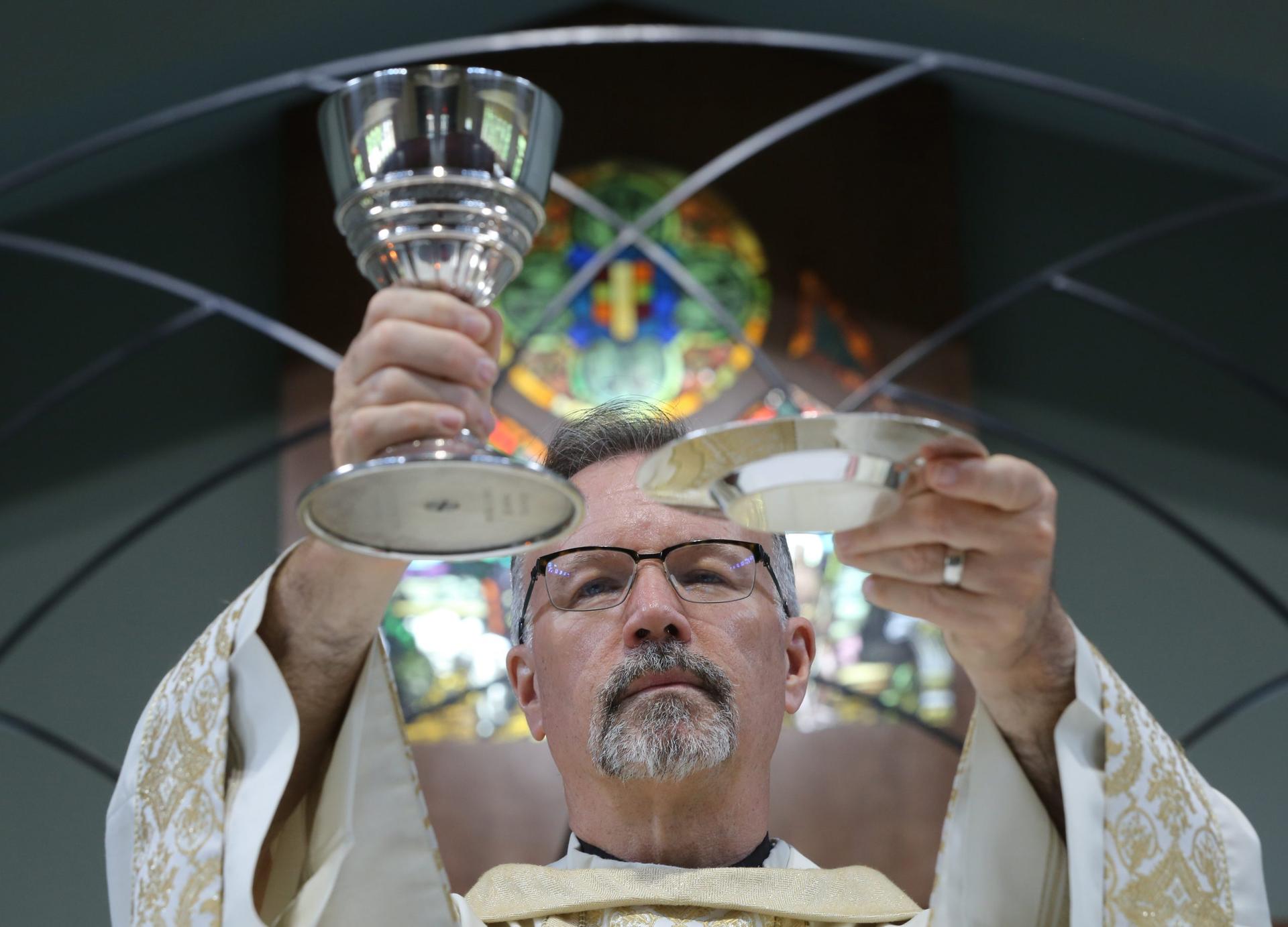USCCB webpage answers questions about vote on Communion document