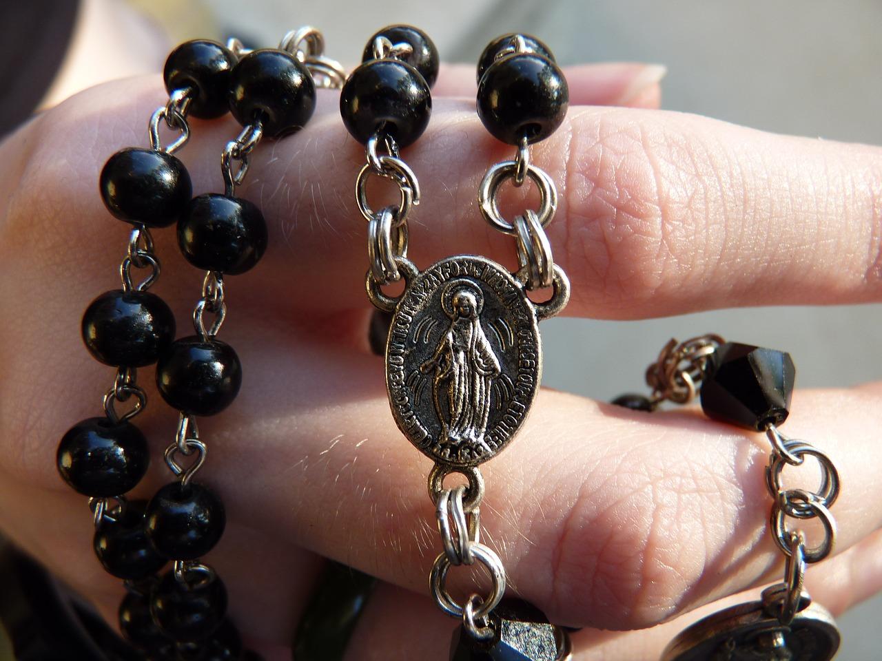 Vatican offers free e-book for family rosary