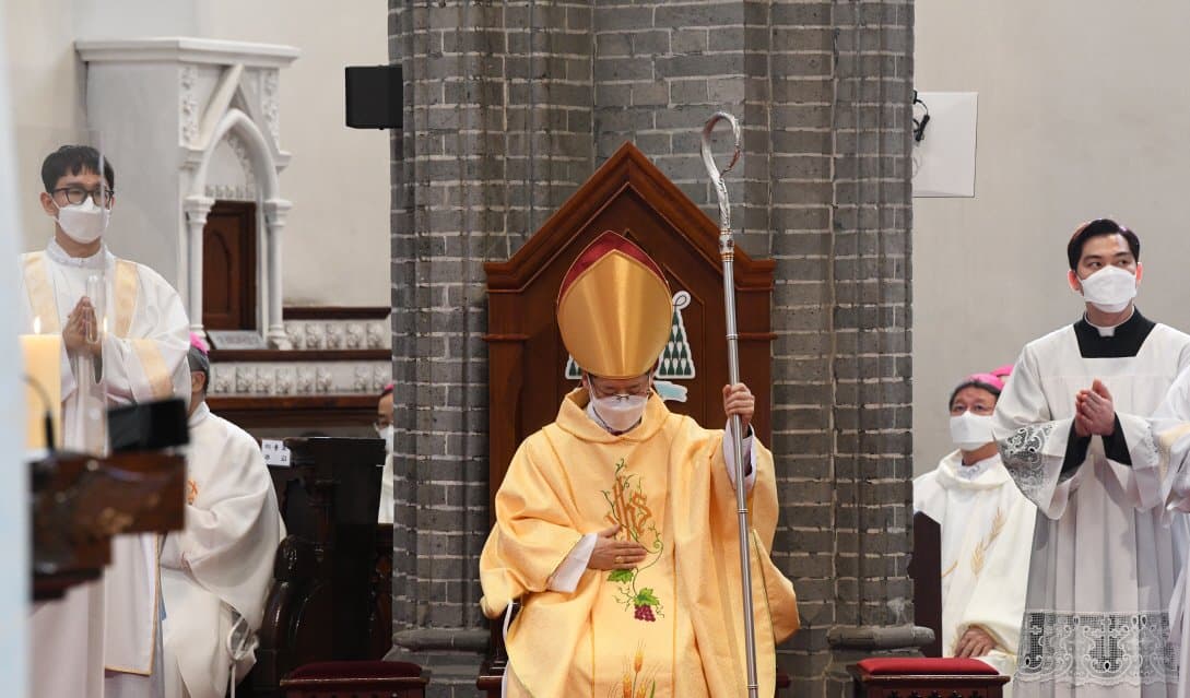 New Seoul archbishop installed, stresses synodal church