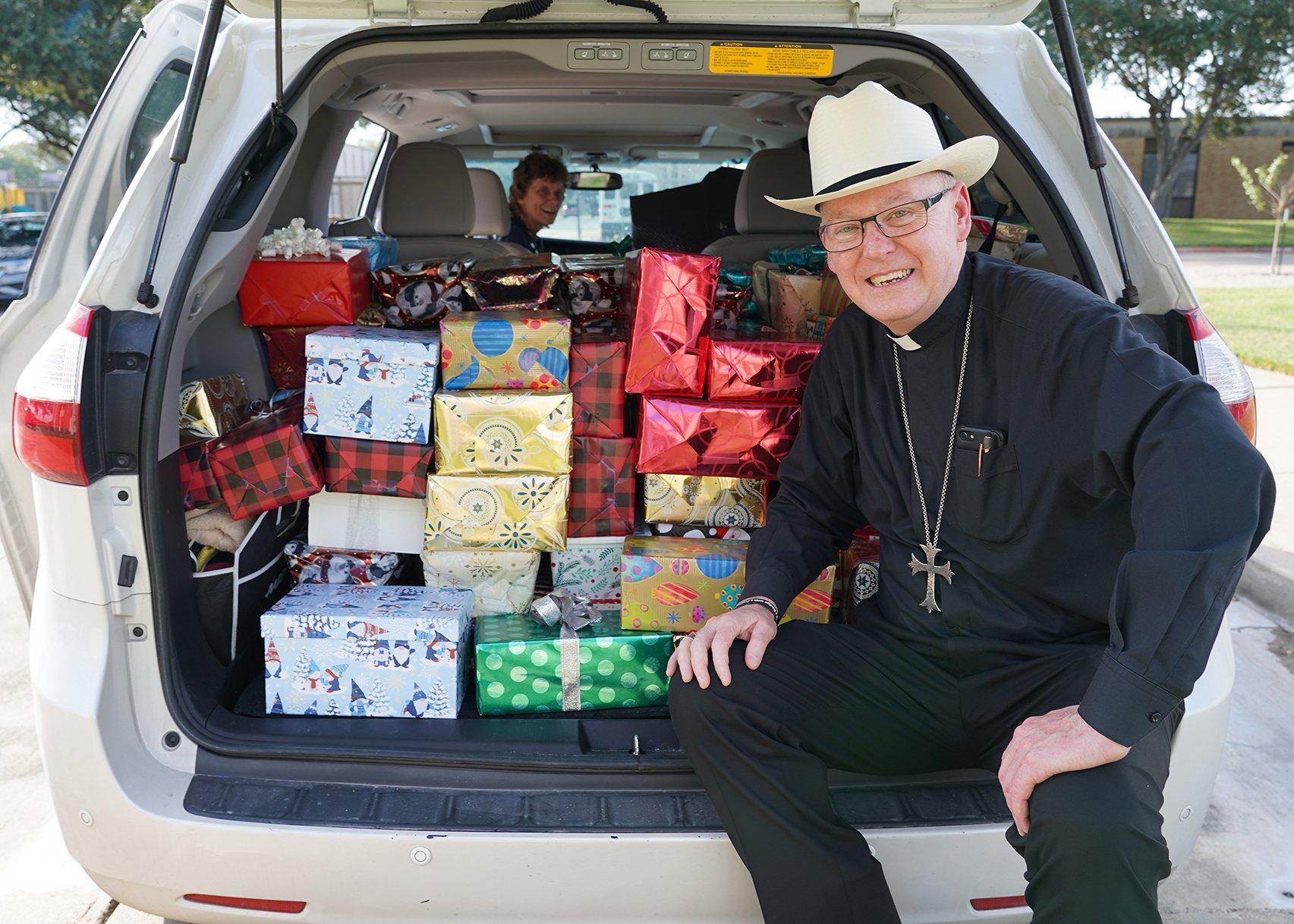 Diocese collects Christmas gifts for seafarers; bishop says Mass on ship