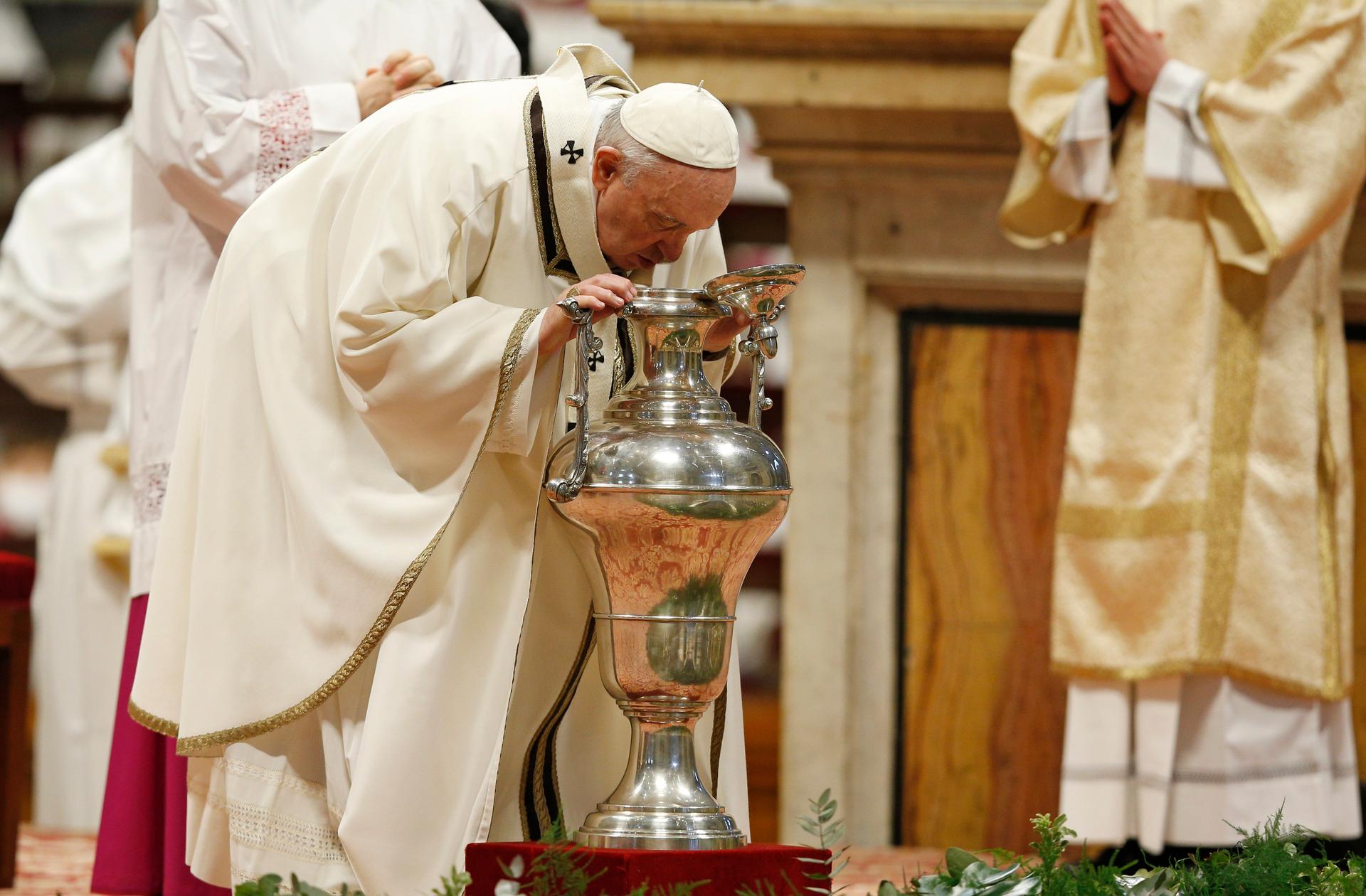 Pope urges priests to avoid ‘idols’ that distract from God