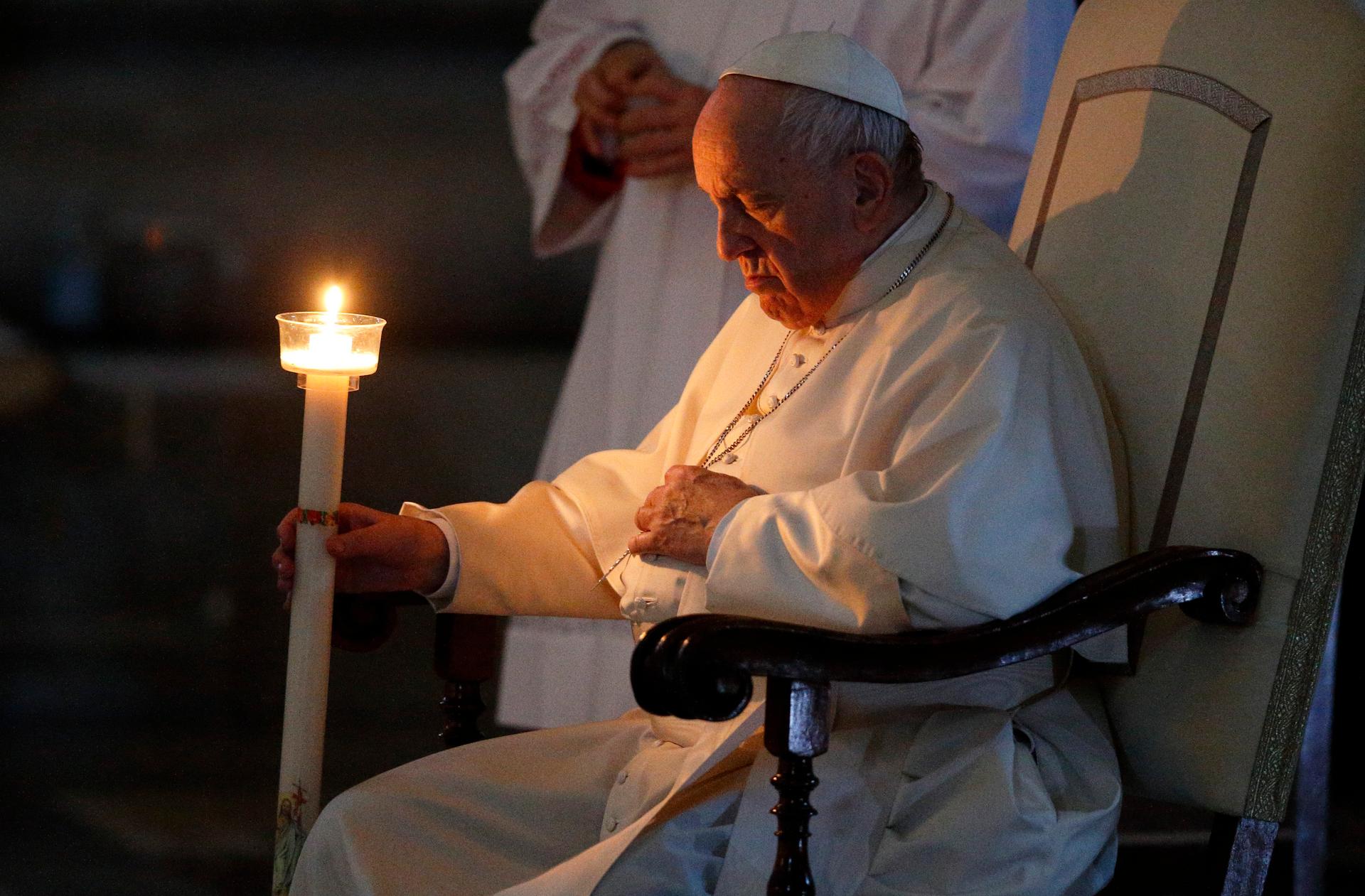 During Easter vigil, Pope says to Ukrainian mayor kidnapped by Russians, ‘Christ is risen!’