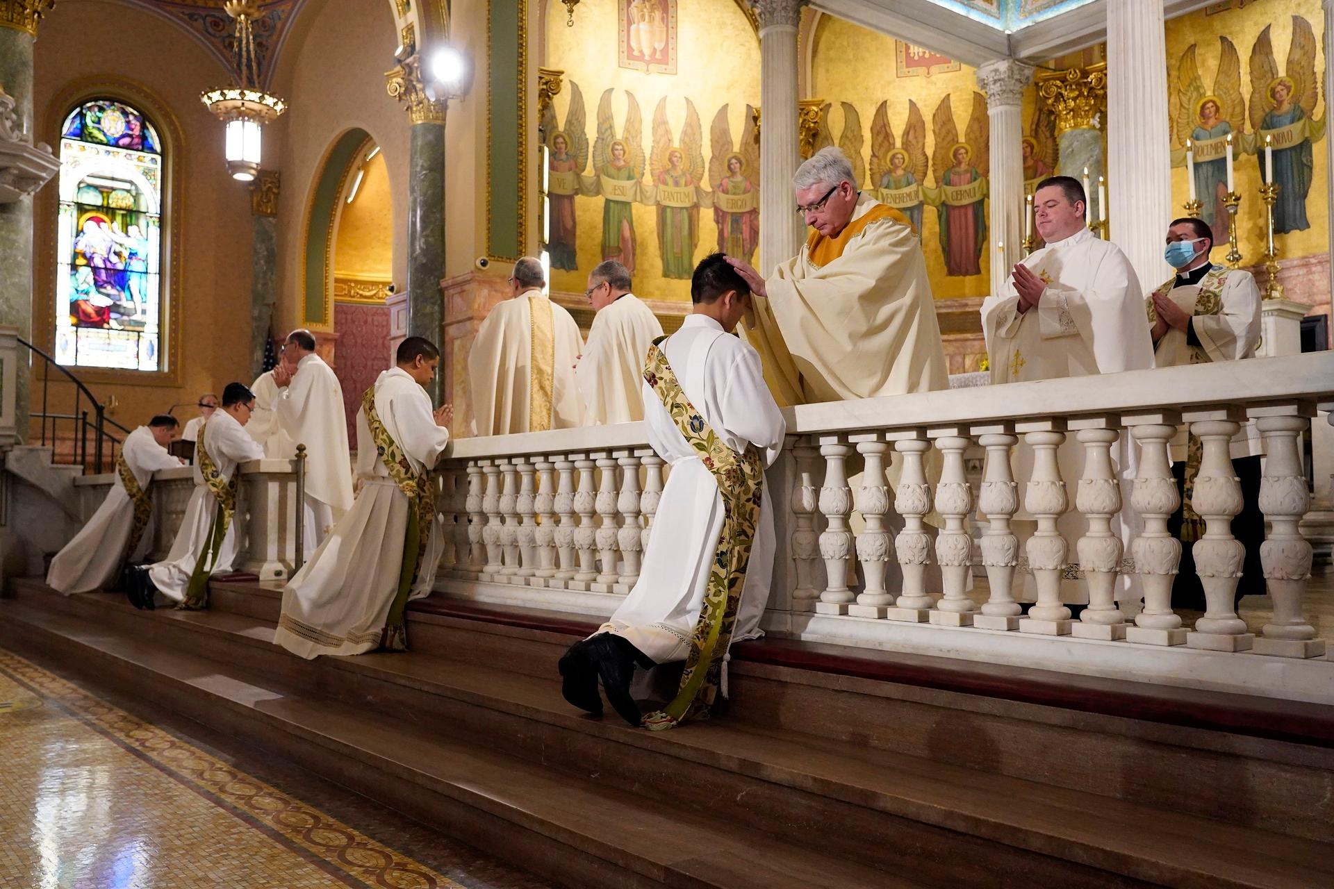 Ordination survey finds dropping percentages of new white U.S. priests