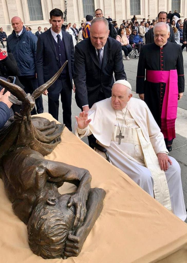 Pope blesses ‘begging statue’ that will help Vincentians build homes