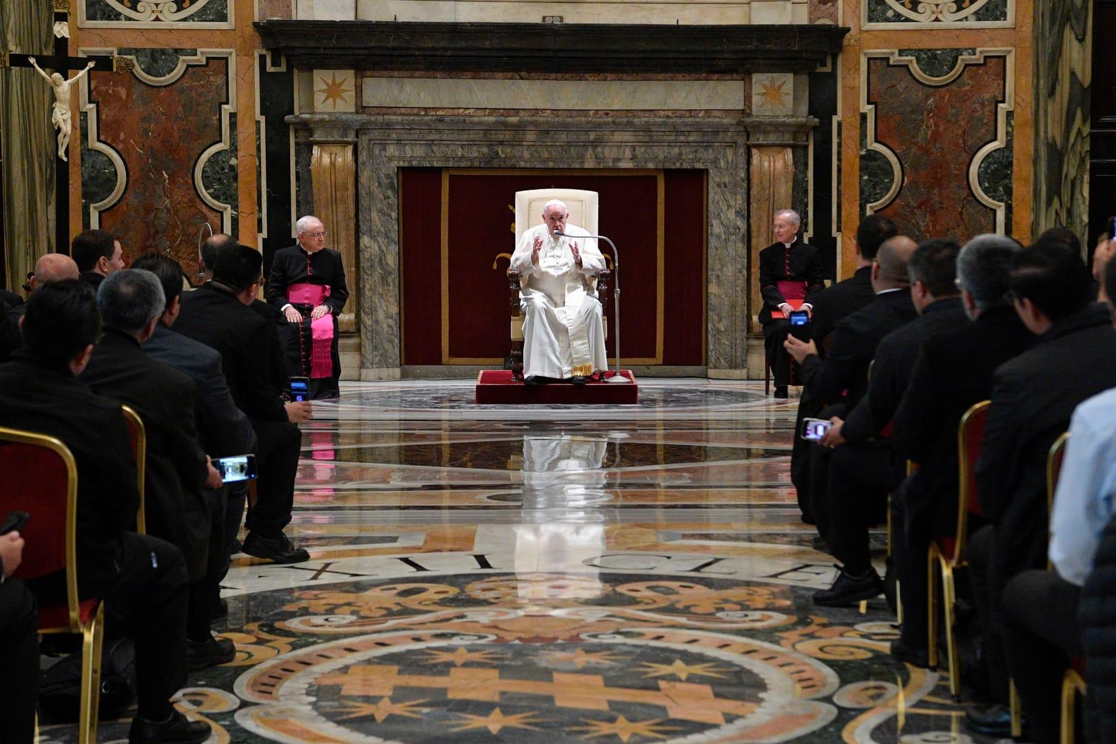 Seminaries don’t form ‘supermen,’ but humble servants, pope says