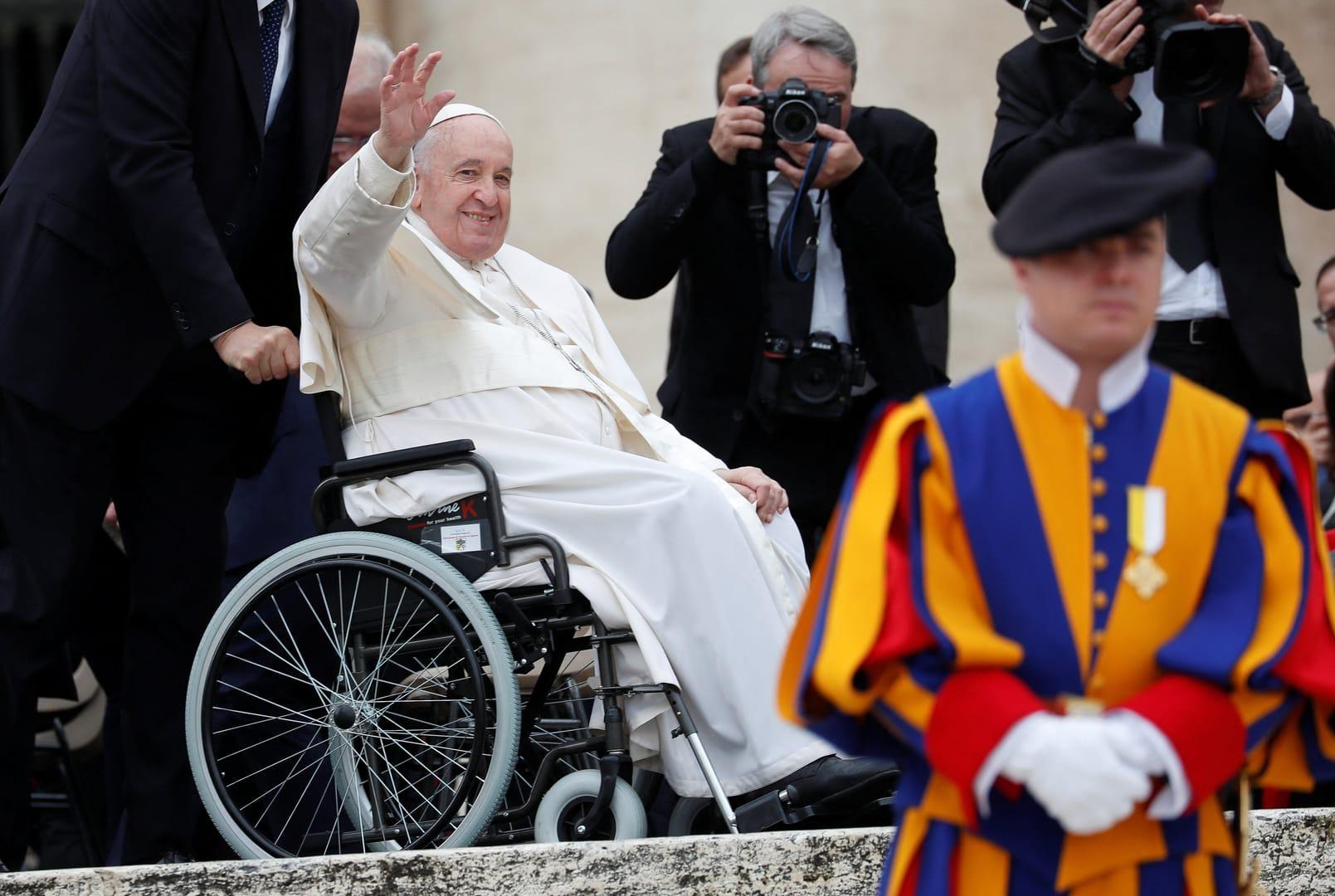 Darkness, desolation invite people to draw closer to God, pope says