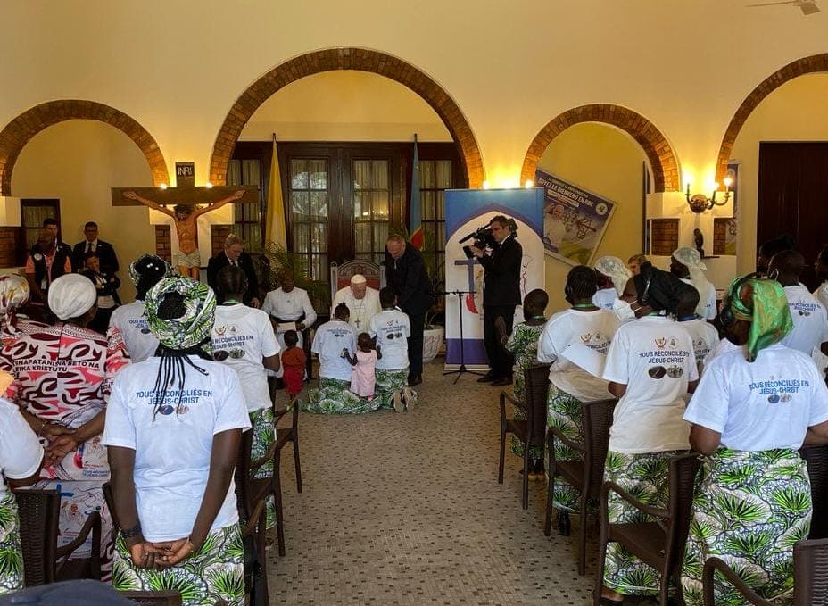 Meeting Congo war victims, Pope decries external, internal forces fueling conflict
