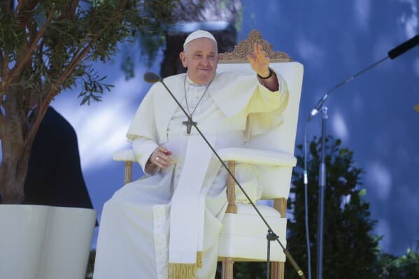 Pope tells youth life without crisis is like stagnant water