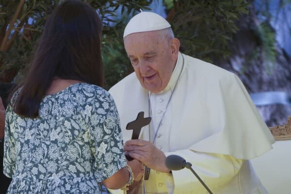 Pope Francis warns youth against ‘illusions of the virtual world’