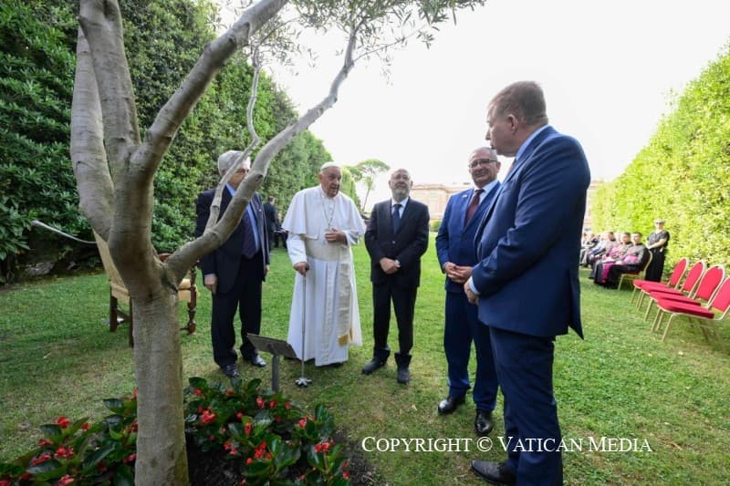 Israeli, Palestinian envoys praise Pope’s prayer for peace