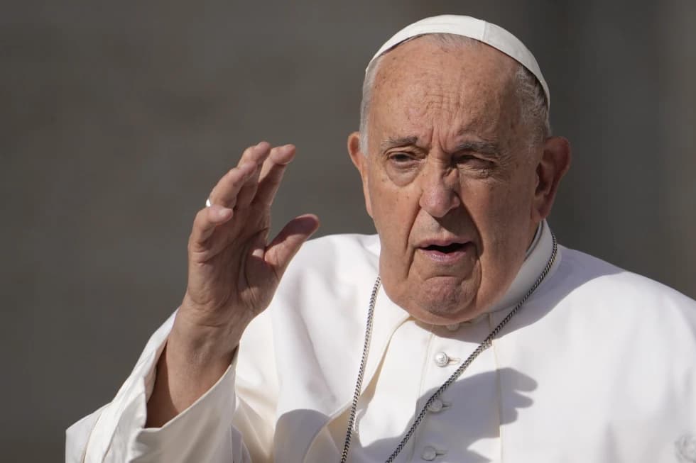 After gay gaffe, Pope Francis attempts to mend fences