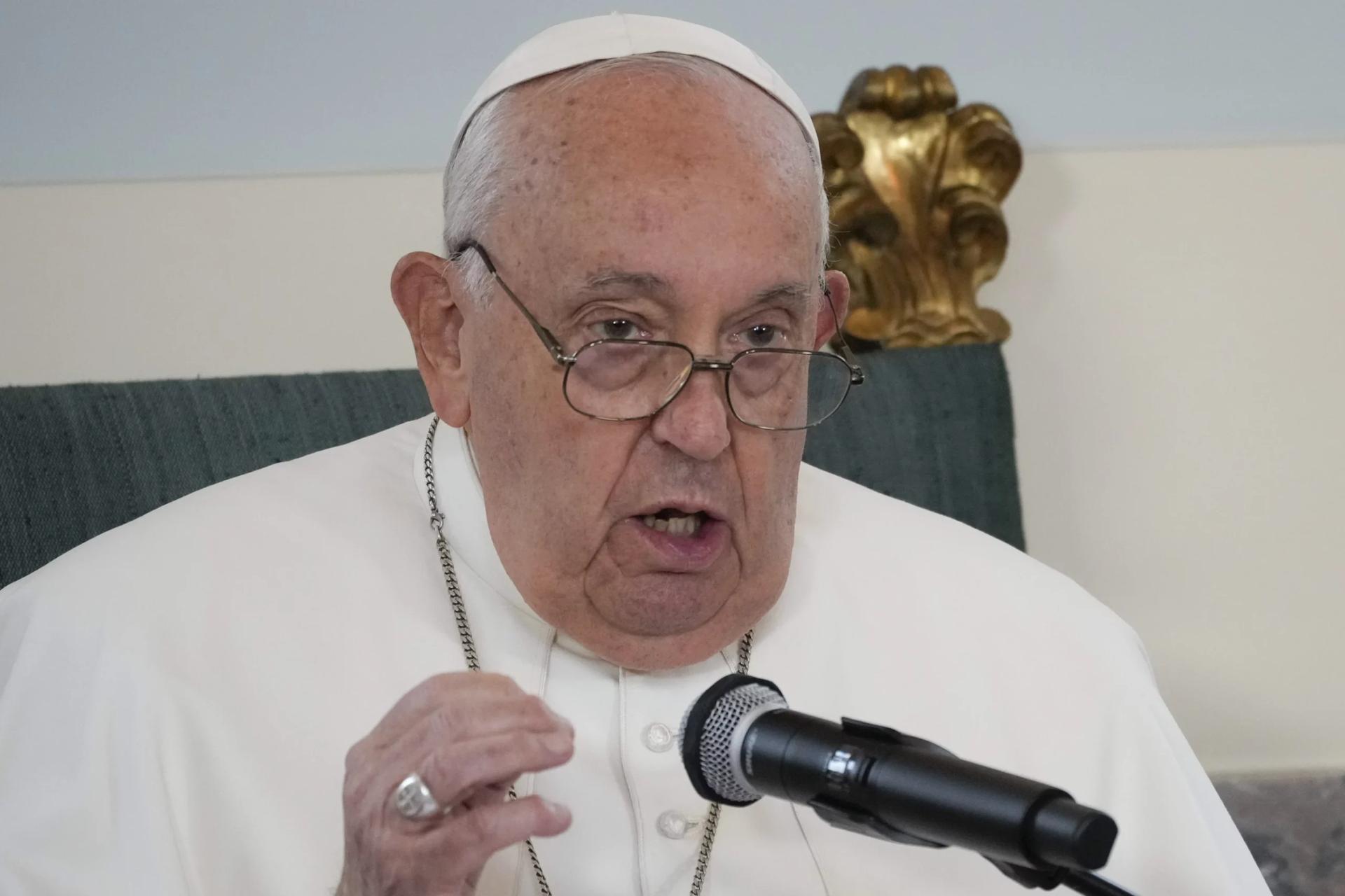 Pope urges university professors to push boundaries in pursuit of truth