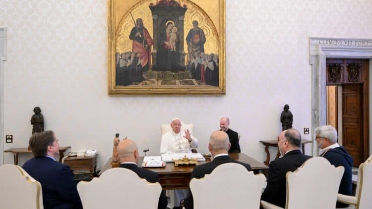 Israeli, Palestinian ex-ministers present peace plan to Pope Francis