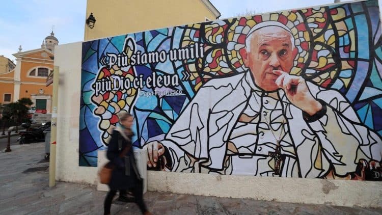 Pope disowns politicians who exploit popular piety