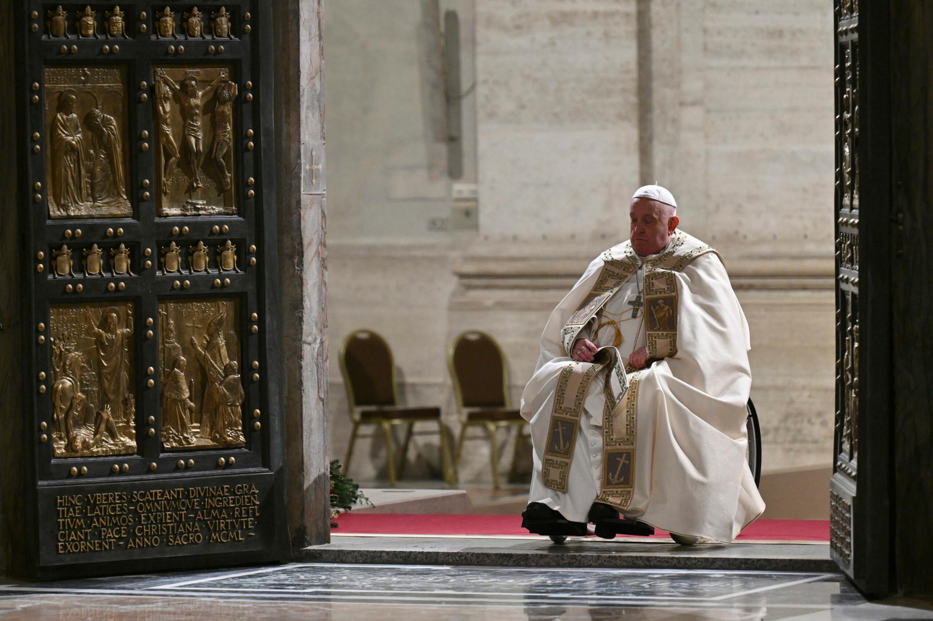 Half a million pilgrims have crossed holy door in St Peter’s, Vatican claims
