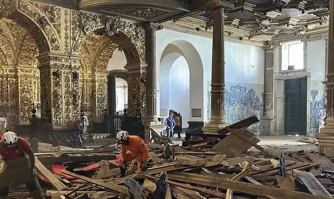 Collapse of historical church’s ceiling sparks fear of new accidents in Brazil