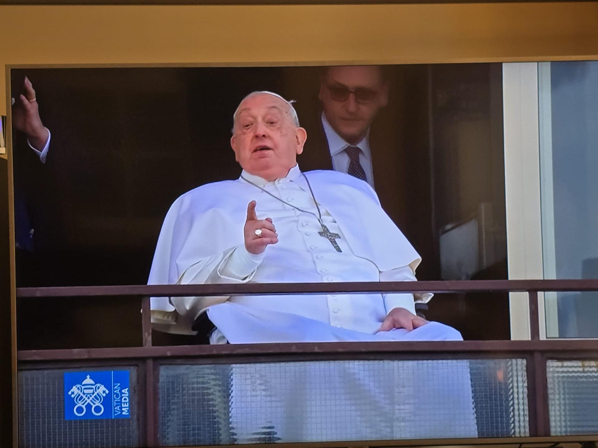 Pope Francis appears at hospital window, then diverts traffic to visit Roman basilica