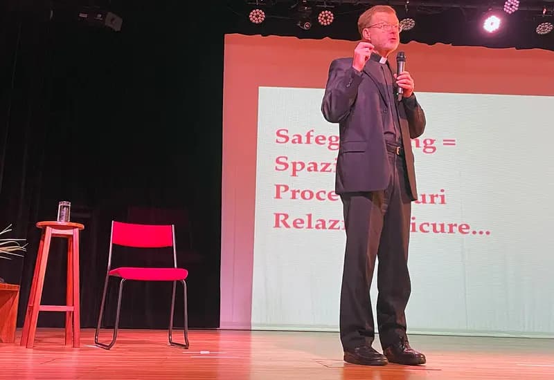 Father Hans Zollner speaks in Brazil. (Credit: CRB Nacional.)