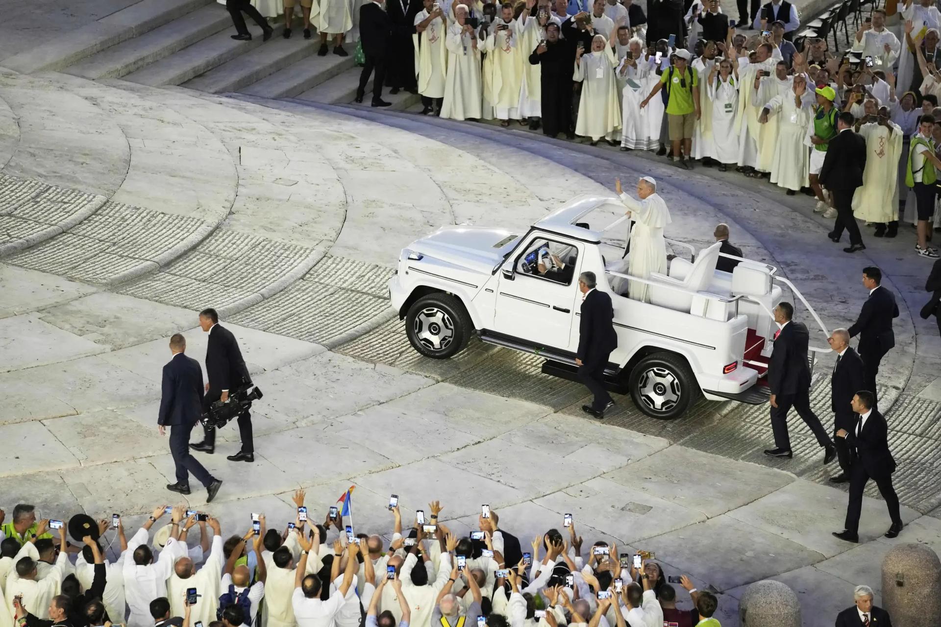 Pope Leo XIV surprises Catholic youth festival with unexpected popemobile salute