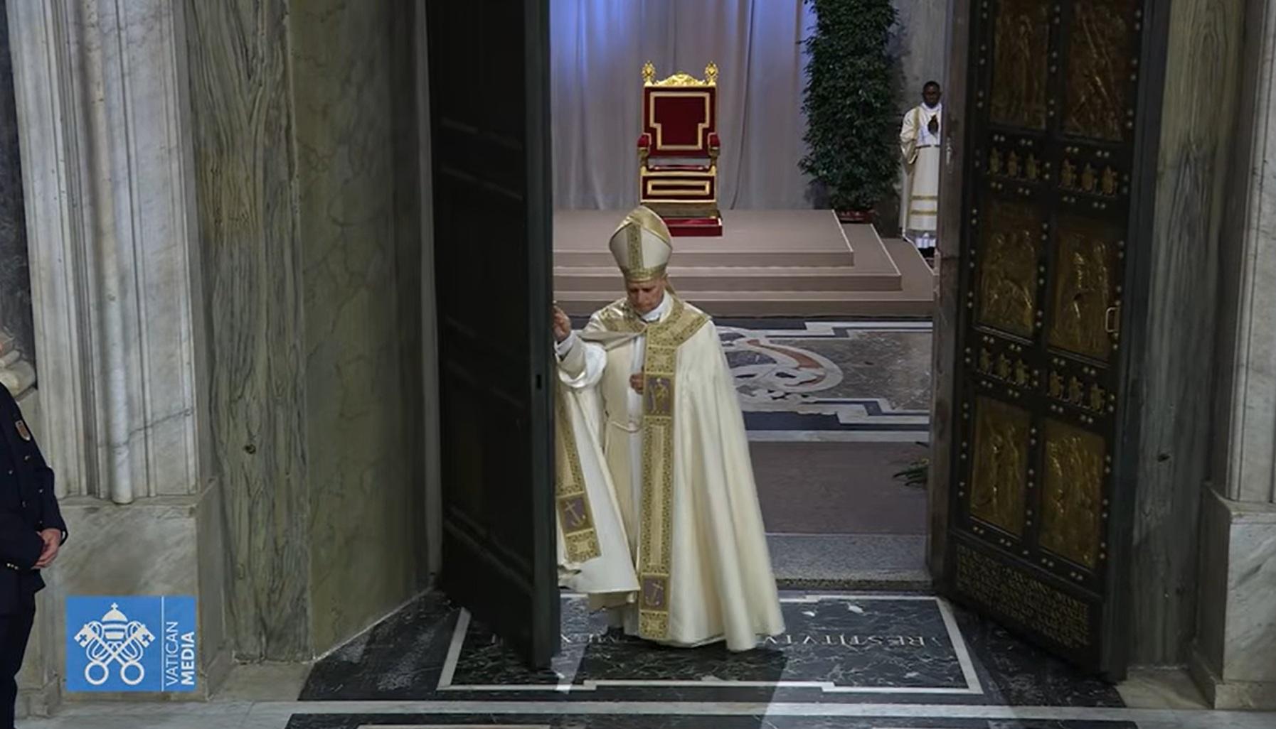 Pope closes jubilee saying it opened new horizon of hope