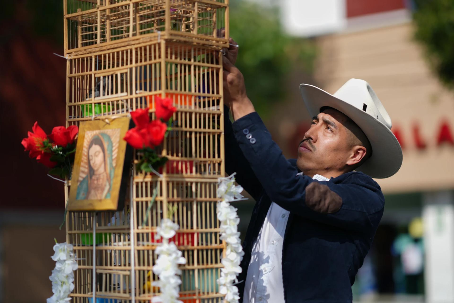In Holy Week, men carry towers of birds through Mexico’s streets