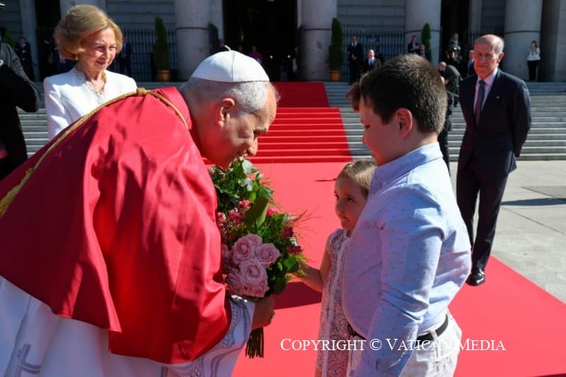 Pope wraps stay in Madrid with plea to tear down walls of division