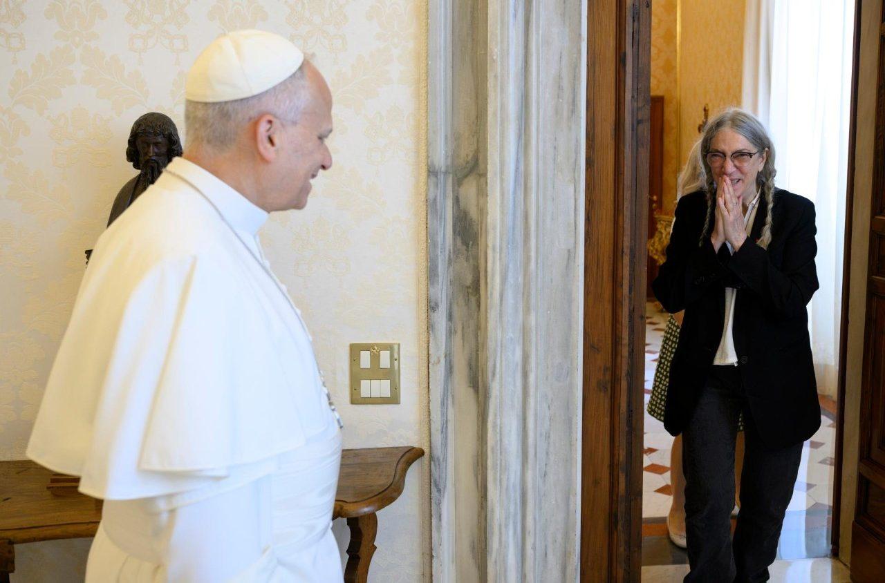 A giddy Patti Smith meets fellow Chicago legend, Pope Leo XIV, and says ‘Hi’