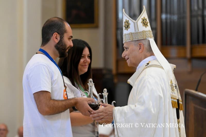 In Assisi, pope calls young people to live Gospel in mold of St. Francis and St. Clare