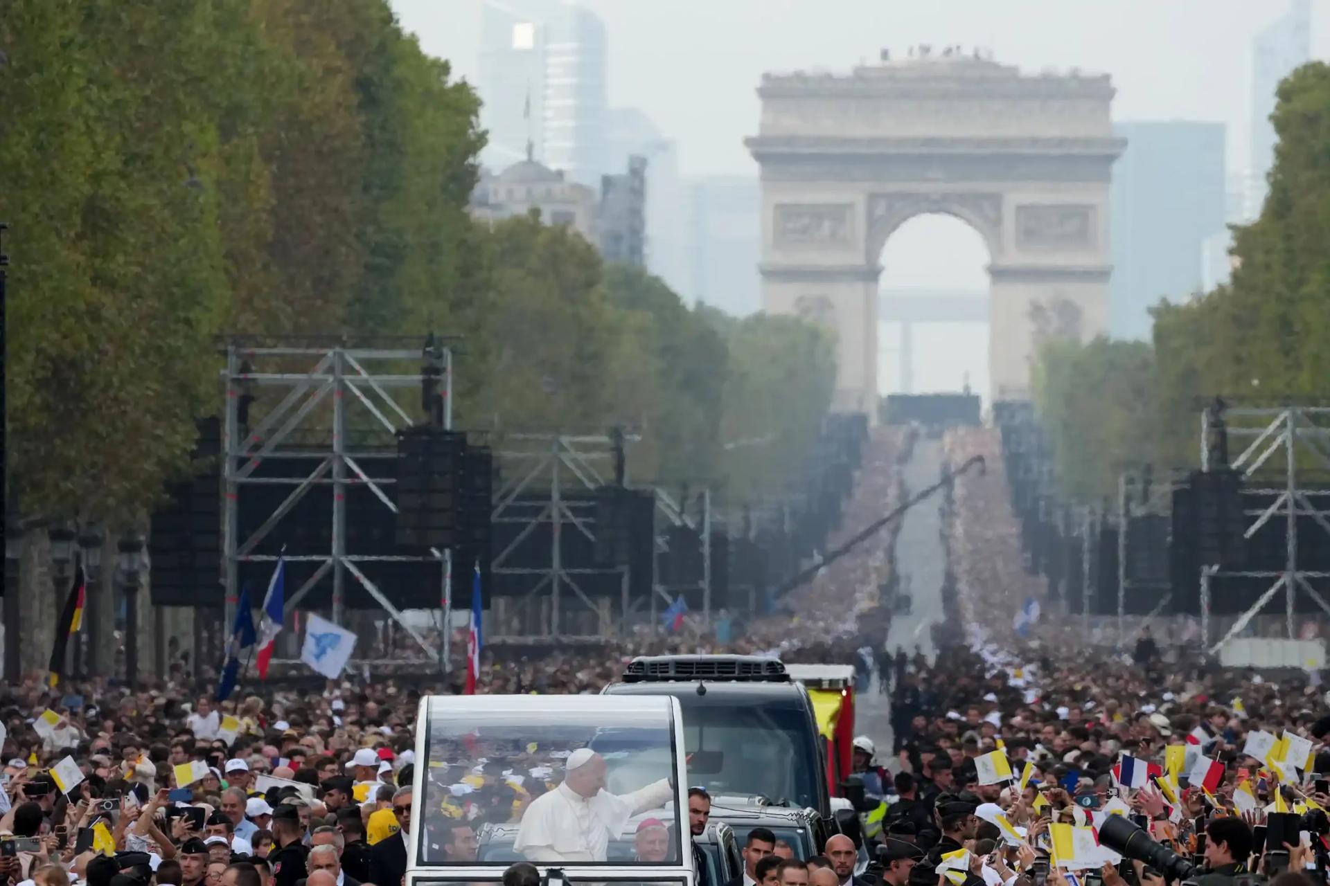 Pope Leo draws 800,000 people to central Paris for open-air Mass on iconic square