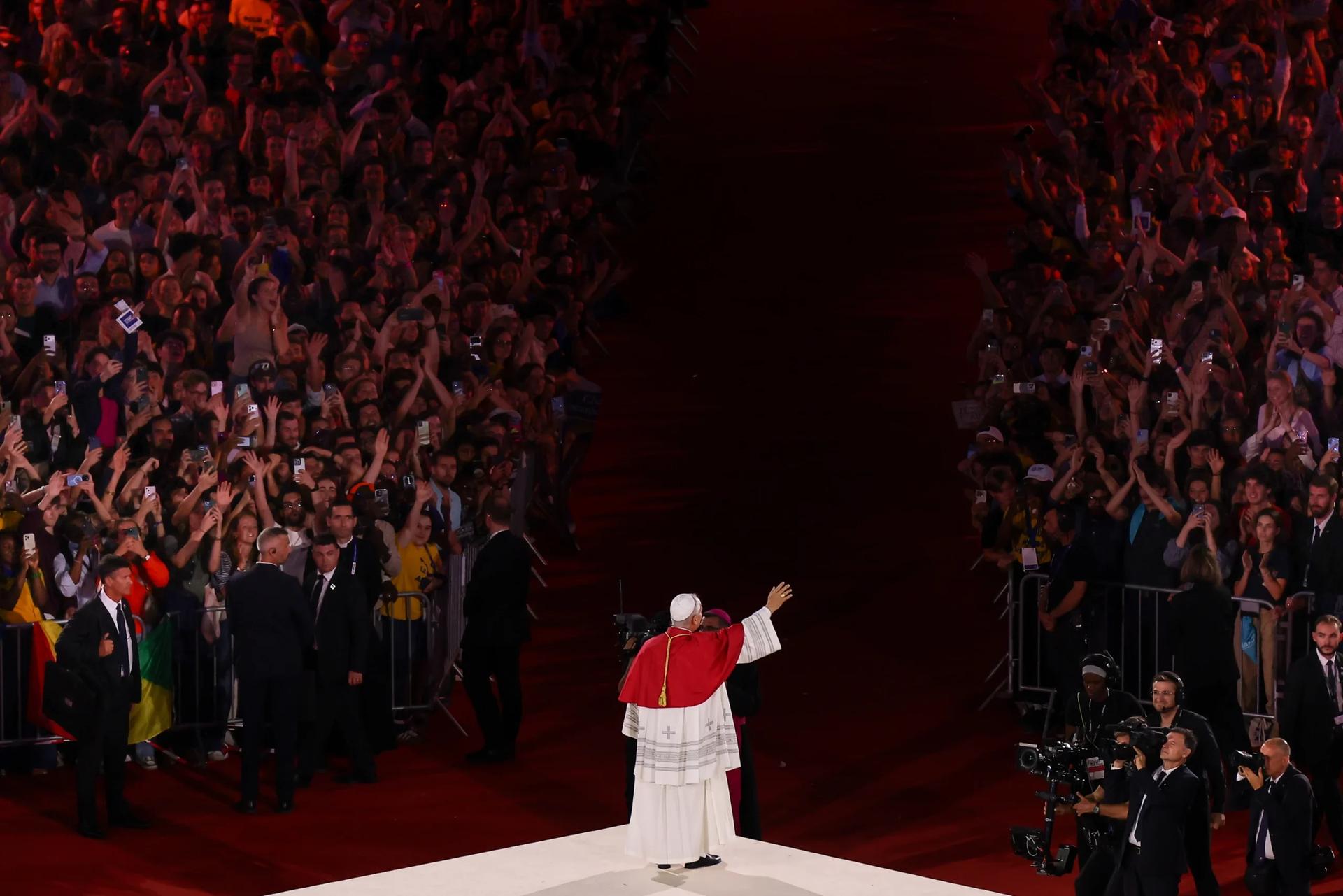 Pope Leo XIV declines to credit himself for White Sox playoff return